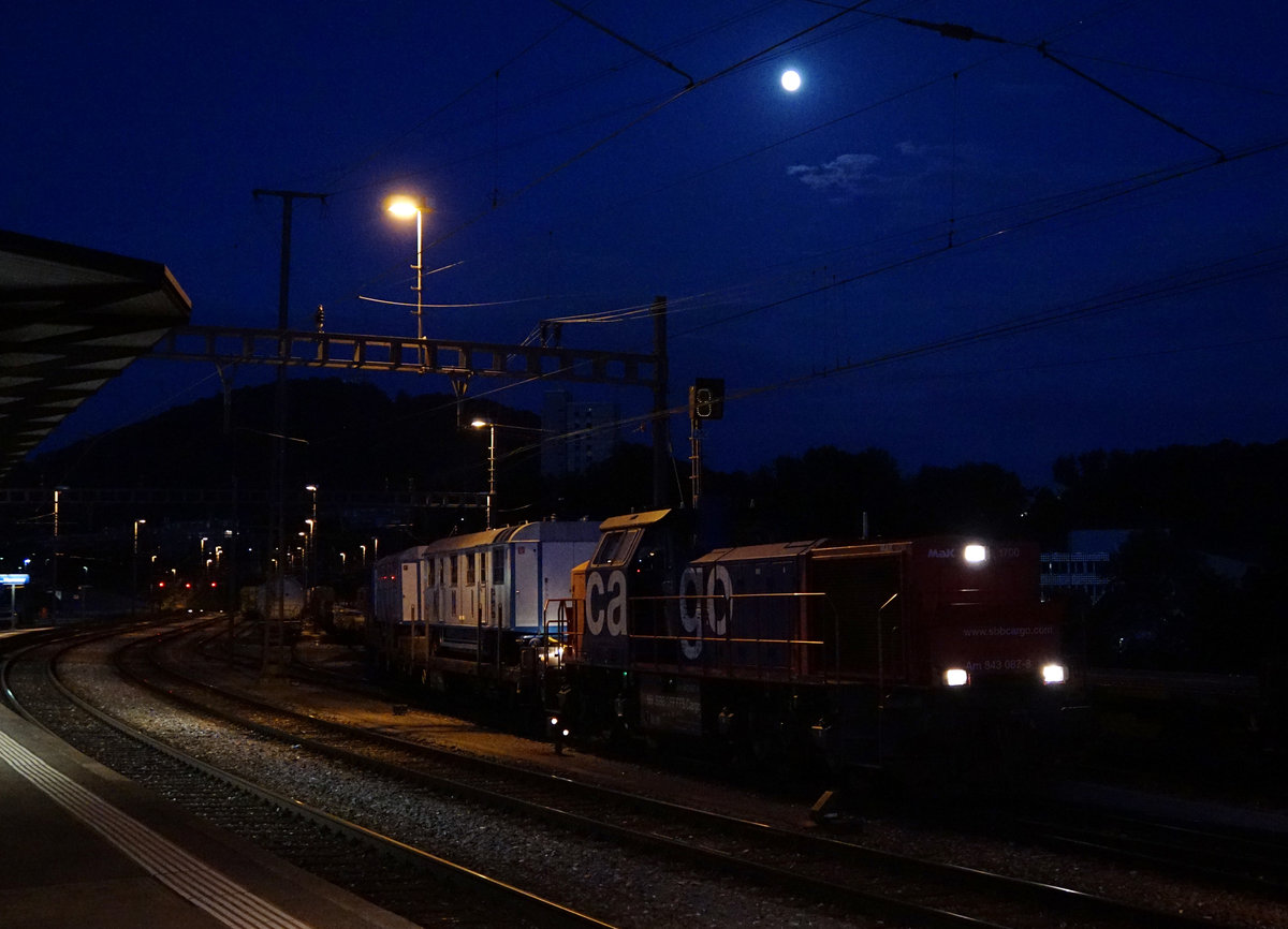 Bahntransport Zirkus Knie.
Impressionen vom 7. bis 8. Juli 2017 in Olten Hammer.
Für die vielen Rangierfahrten stand die Am 843 087-8 im Dauereinsatz. Überwacht wurden die nächtlichen Arbeiten vom Mond in voller Grösse!
Foto: Walter Ruetsch