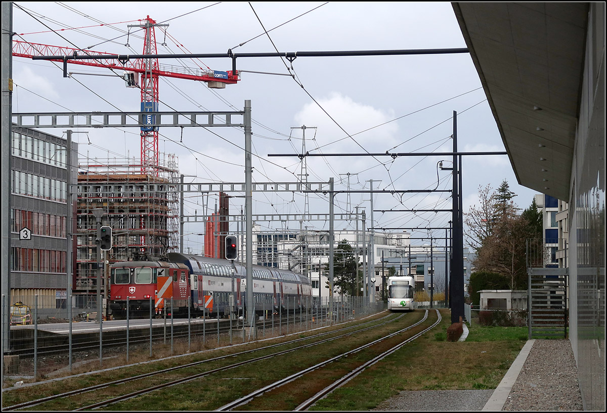 Bahntrassen nebeneinander -

In Wallisellen fahren die SBB-Züge und die Cobras der Glattalbahn nebeneinander. Das Tram wird gleich die Haltestelle Bahnhof Wallisellen erreichen.

14.03.2019 (M)