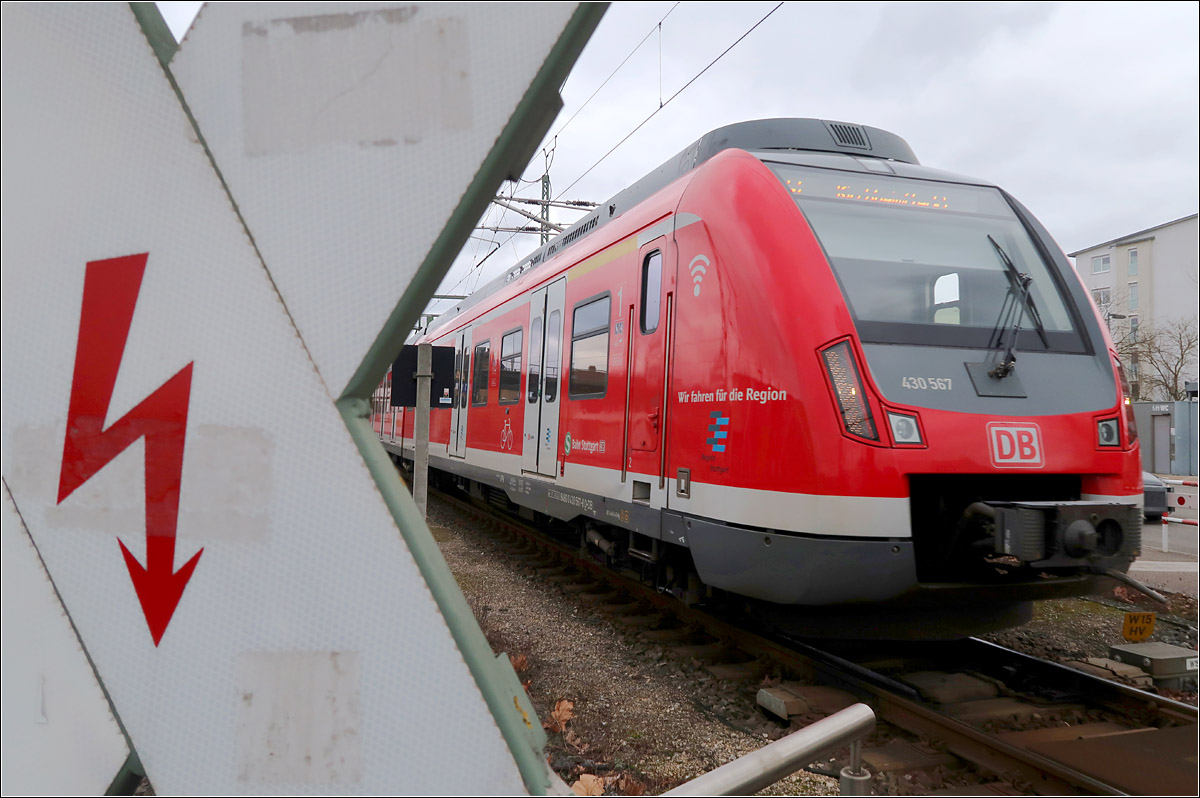 Bahnübergänge im Stuttgarter S-Bahnnetz -

... gibt es erst wieder seit die S-Bahnlinie S1 im Dezember 2009 von Plochingen bis Kirchheim Teck verlängert wurde. Auch an dem 2012 eröffneten Ringschluss der S4 von Marbach nach Backnang gibt es Bahnübergänge.

04.02.2022 (M)