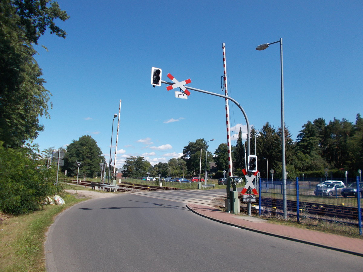 Bahnübergang am Bahnhof in Basdorf am 19.August 2016.