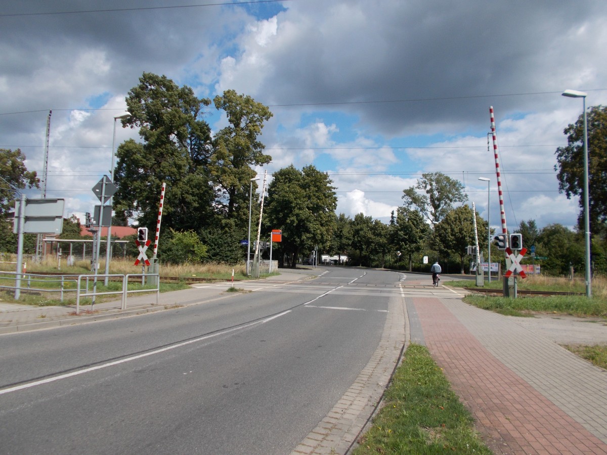 Bahnübergang am Bahnhof in Ferdinandshof(Strecke Stralsund-Berlin)am 24.August 2014. 