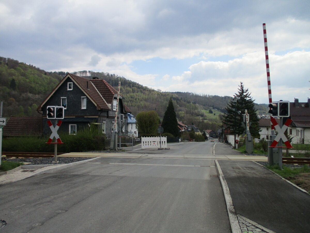 Bahnübergang am Bahnhof Mengersgereuth Hämmern am 28.April 2022.