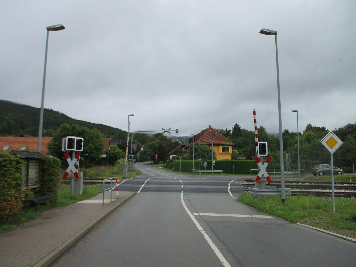 Bahnübergang am Bahnhof Plaue am 30.August 2021.