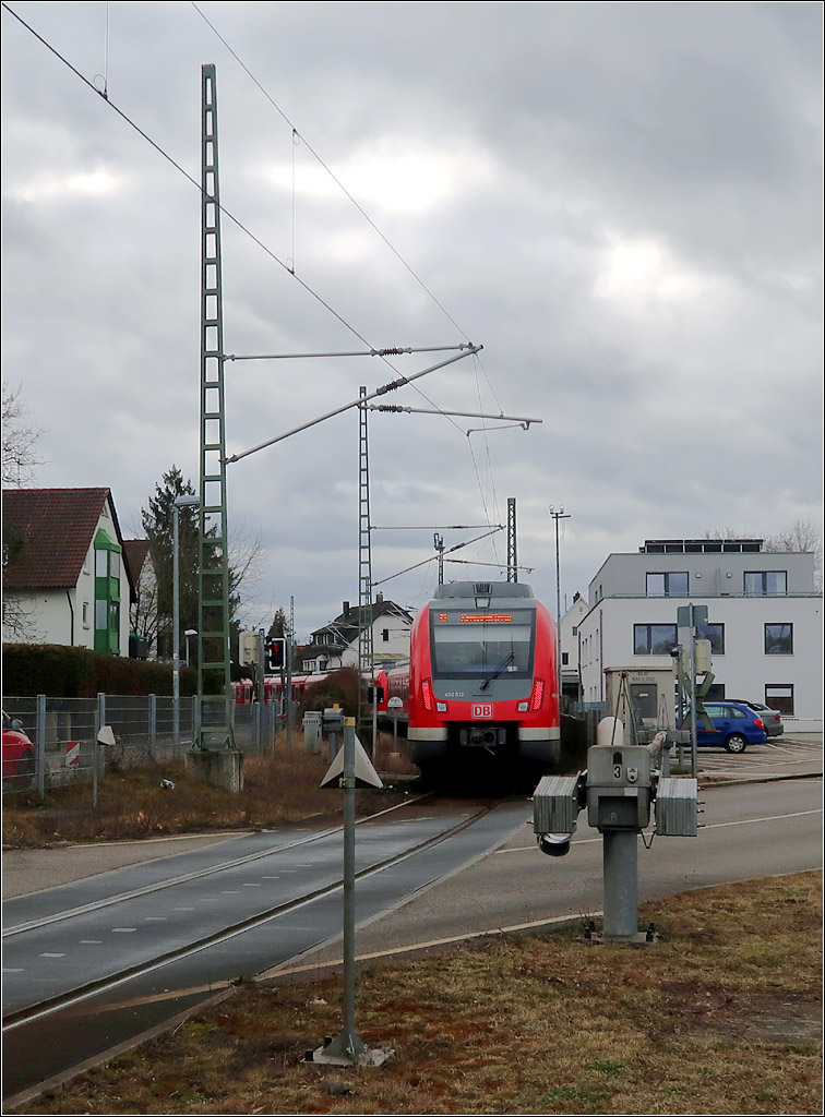 Bahnübergang am Bahnhof Wendlingen - 

Langfristig könnten die Bahnübergänge in Wendlingen durch Tunnelbauten ersetzt werden. Dazu würde eine südliche Umfahrung von Wendlingen-Unterbohingen entstehen. Für die Züge in Richtung Stuttgart würde ein Tunnel von der bestehenden Teckbahn im Osten von Wendlingen zur Güterzuganbindung von der Neubaustrecke zur Neckar-Alb-Bahn gebaut werden und die Güterzuganbindung für die S-Bahnzüge mit benutzt werden. Für Züge in Richtung Kirchheim unter Teck würde im Süden vom Bahnhof Wendlingen das Gleis in einen Tunnel abgesenkt werden, die Neckar-Alb-Bahn und die Güterzuganbindung (Eigenkreuzung) unterfahren und dann in den Tunnel der Gegenrichtung einmünden.

04.02.2022 (M)