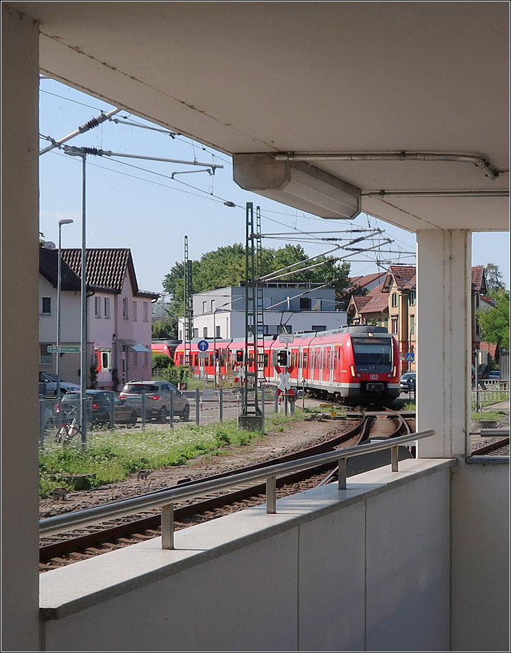 Bahnübergang am Bahnhof Wendlingen - 

Der erste von fünf Bahnübergängen (einer davon für Fußgänger) in Wendlingen befindet sich gleich nach der Ausfahrt aus dem dortigen Bahnhof. Hier ein Blick vom Bahnsteig der Neckar-Alb-Bahn auf einen aus Richtung Kirchheim einfahrenden S-Bahnzug auf der Teckbahn.

14.08.2021 (M)
