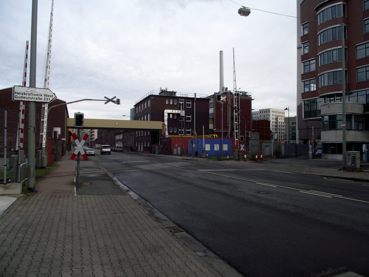 Bahnübergang am Heizkraftwerk West in Frankfurt am 15.12.13