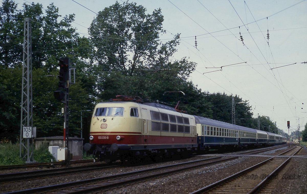 Bahnübergang am Kilomter 105 an der Rollbahn! - Heute ist er längst ersatzlos verschwunden!
Am 7.8.1987 passiert ihn 103230 mit dem IC 530  Mercator  um 13.47 Uhr auf dem Weg nach Frankfurt.