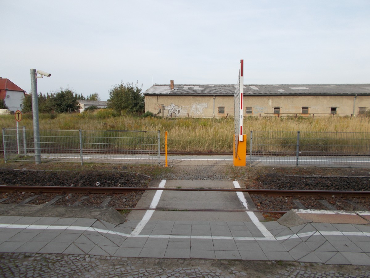 Bahnübergang am Zugang zu Gleis 2,am 29.September 2014,in Stavenhagen.