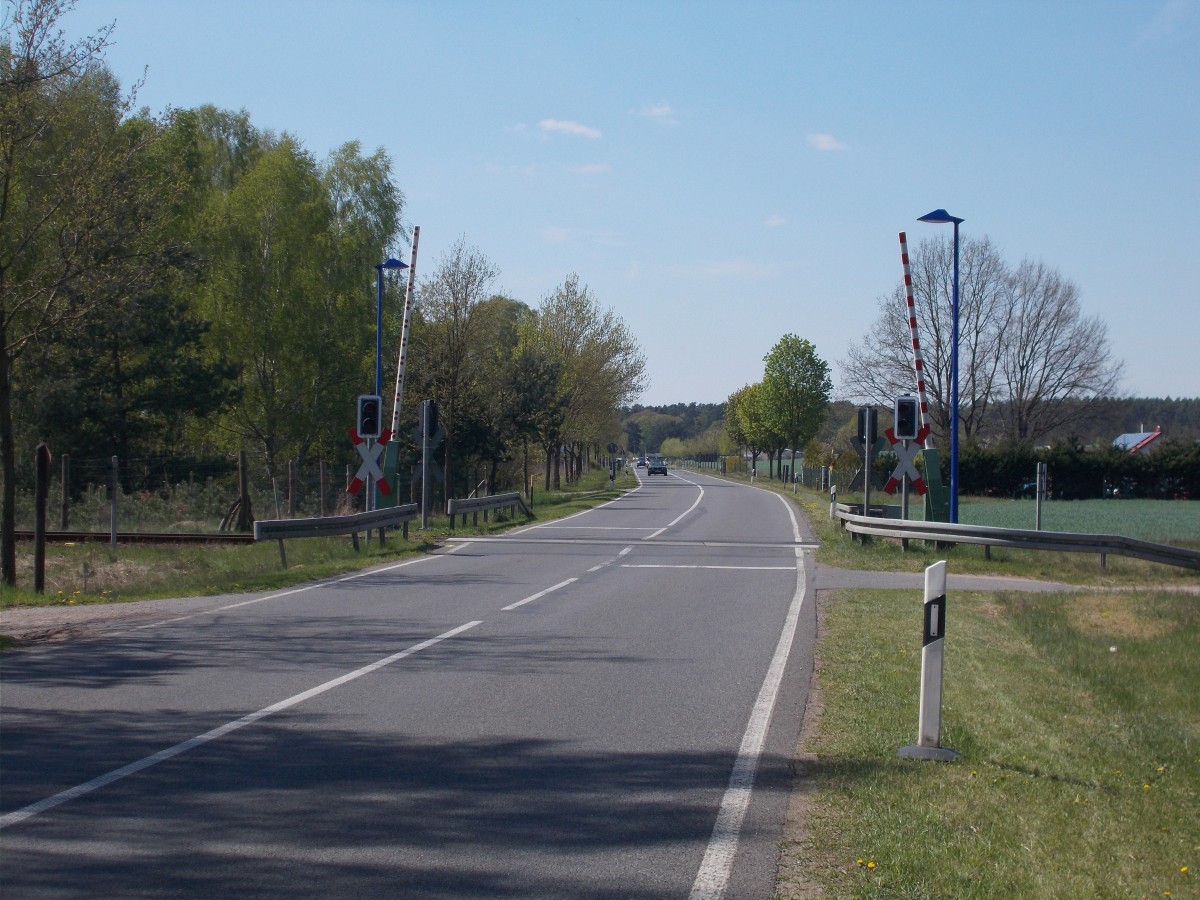 Bahnübergang an der Heidekrautbahn,am 03.Mai 2015,bei Zerpenschleuse.