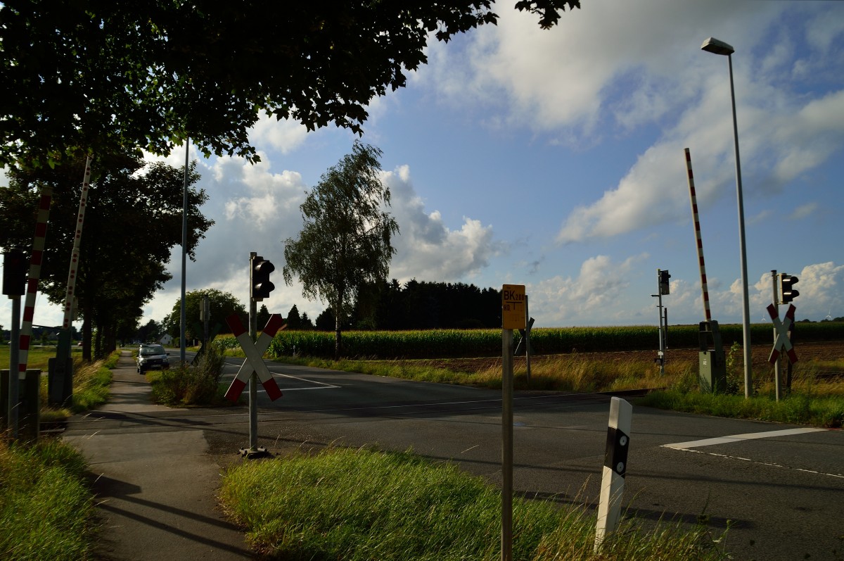 Bahnübergang an der L367 zwischen Arsbeck und Klinkum. 
Hier kreuzt die Anschlußbahn vom Eisernen Rhein zum Siemes Prüfcenter Wildenrath. 18.8.2013