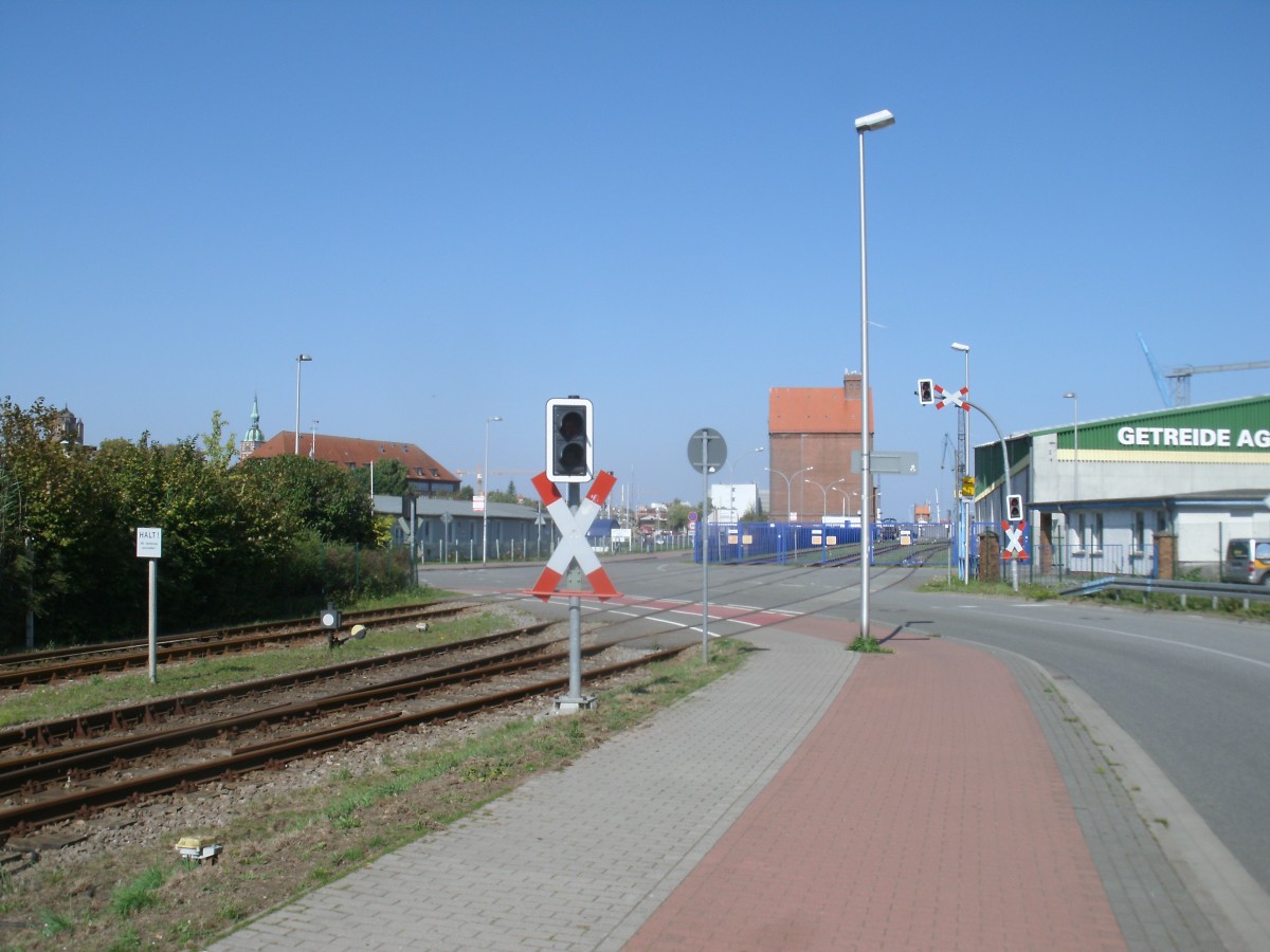 Bahnbergang an der Stralsunder Hafenbahn zum Nordhafen am 06.September 2013.