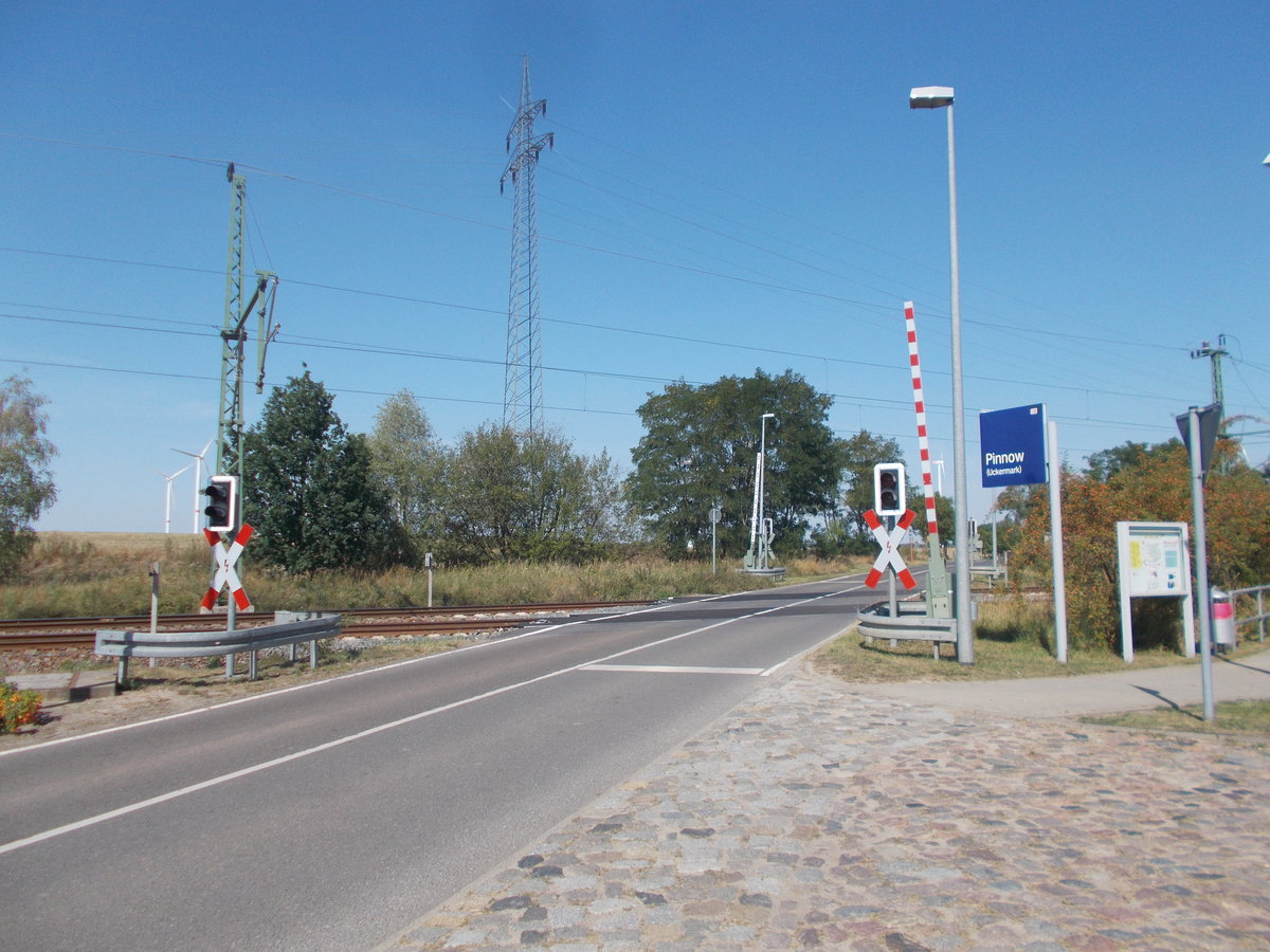 Bahnübergang an der Strecke Angermünde-Schwedt,am 24.August 2019,in Pinnow.
