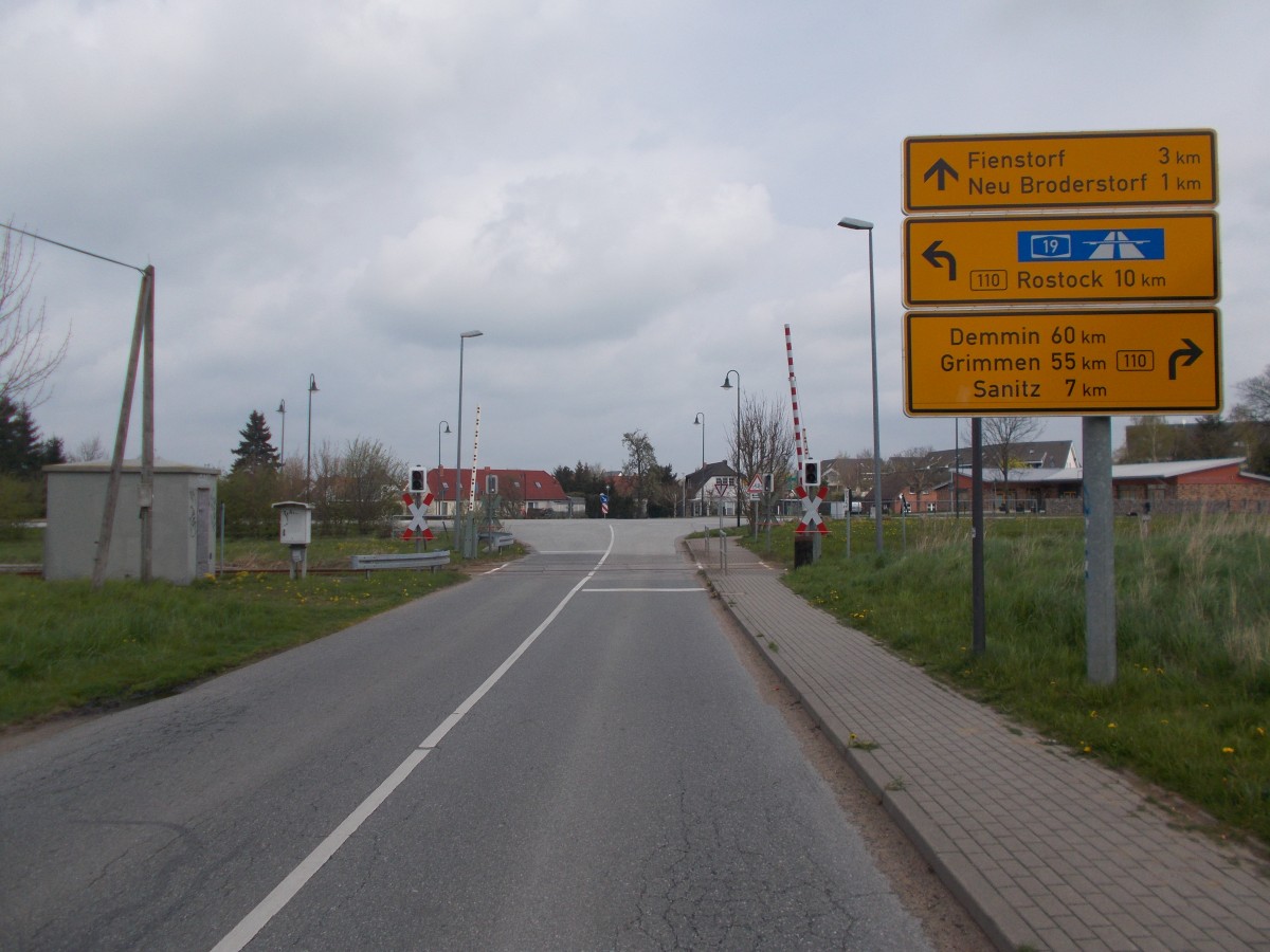 Bahnübergang an der Strecke Rostock-Tessin in Brodersdorf am 26.April 2015.
