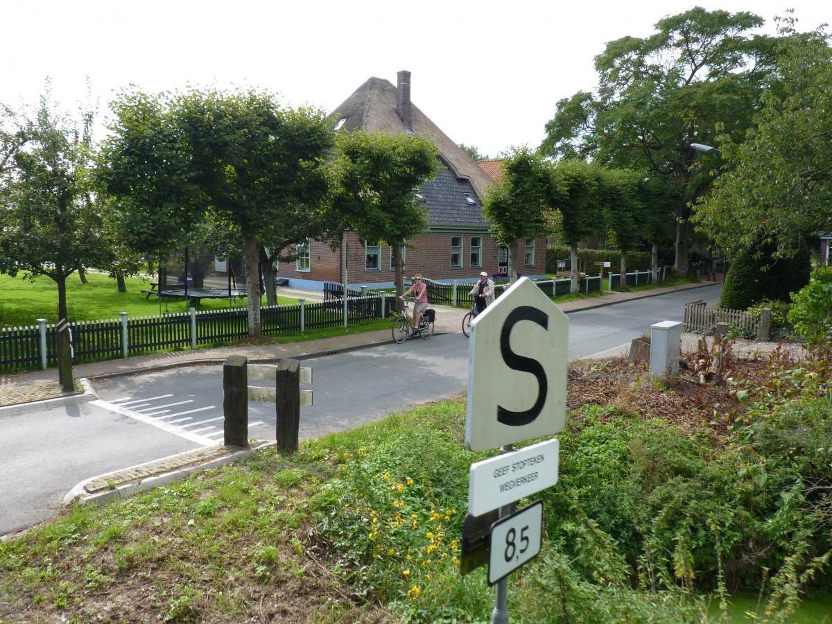 Bahnübergang an der Strecke von Twisk nach Wognum-Nibbixwoud am 7.9.2014 - unterwegs mit der Museum Stoomtram von Dorf zu Dorf durch das westfriesische Flachland von Medemblick nach Hoorn