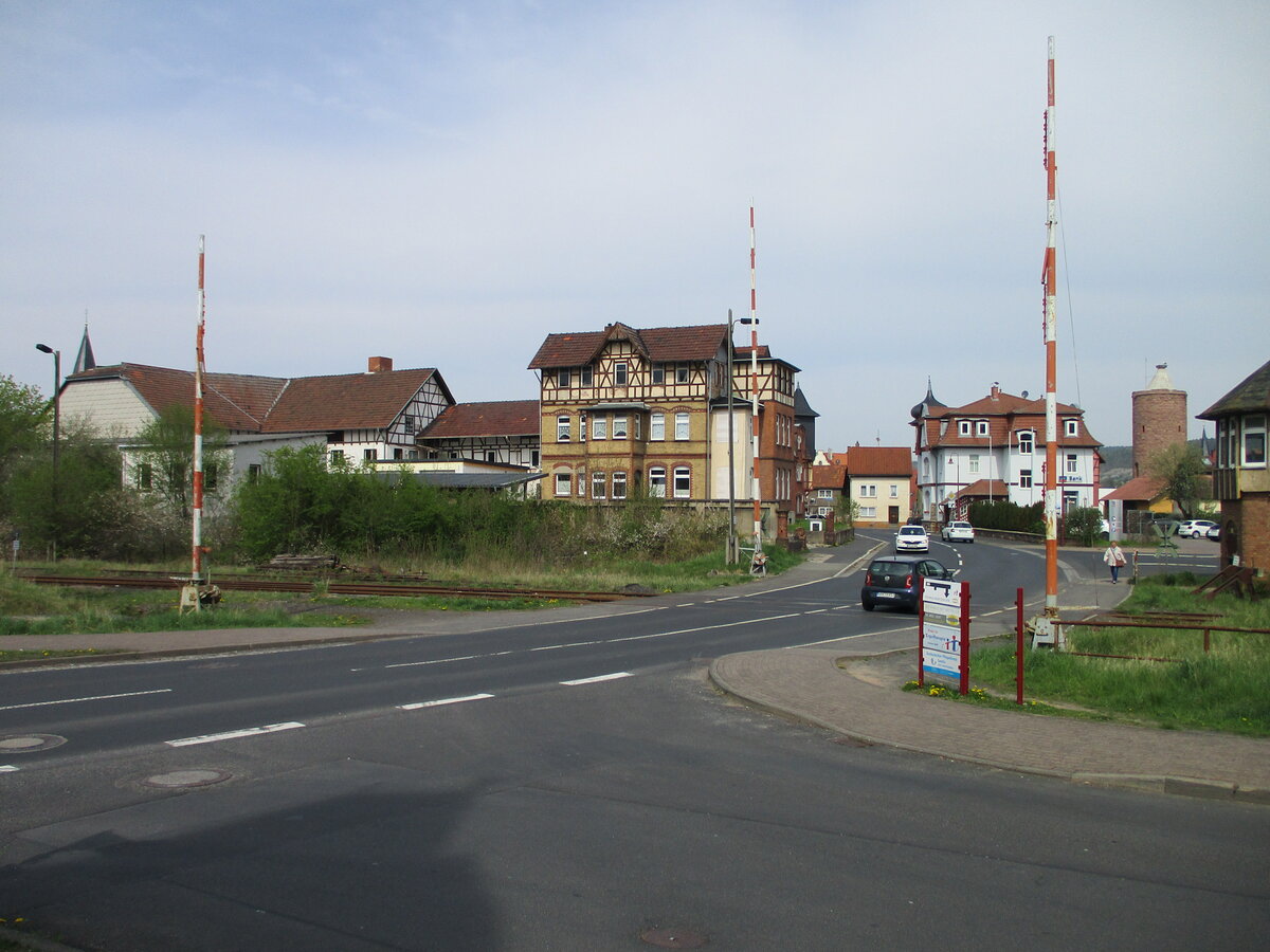 Bahnübergang an der westlichen Ausfahrt in Vacha am 29.April 2022.
