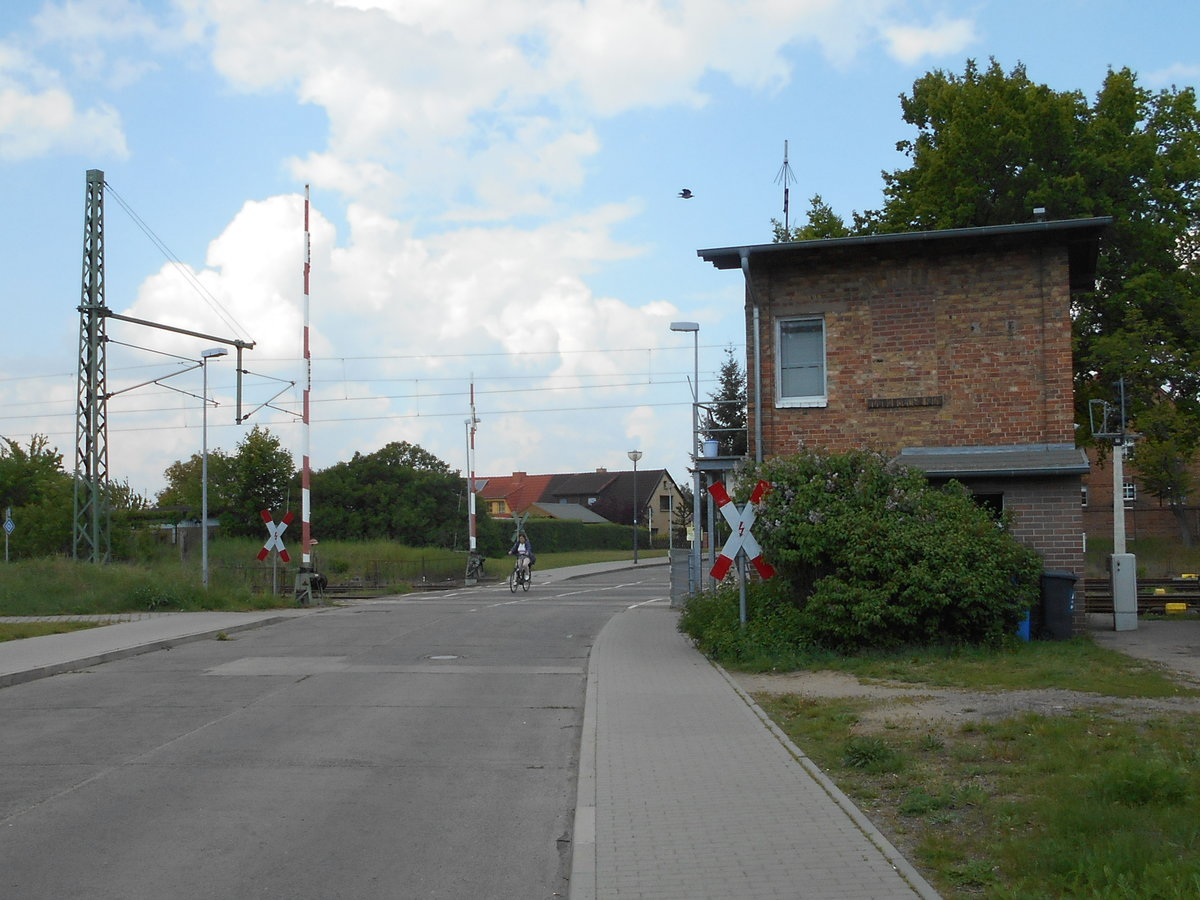 Bahnübergang an der westlichen Bahnhofseinfahrt in Schwedt(Oder)am 01.Mai 2019.