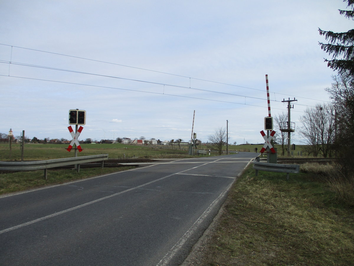 Bahnübergang bei Kerkow(Strecke Berlin-Szczecin) am 20.April 2019.