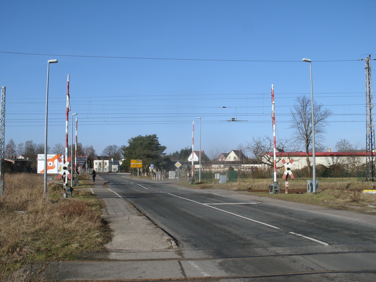Bahnübergang in Bentwisch(Strecke Stralsund-Rostock)am 23.Februar 2014.