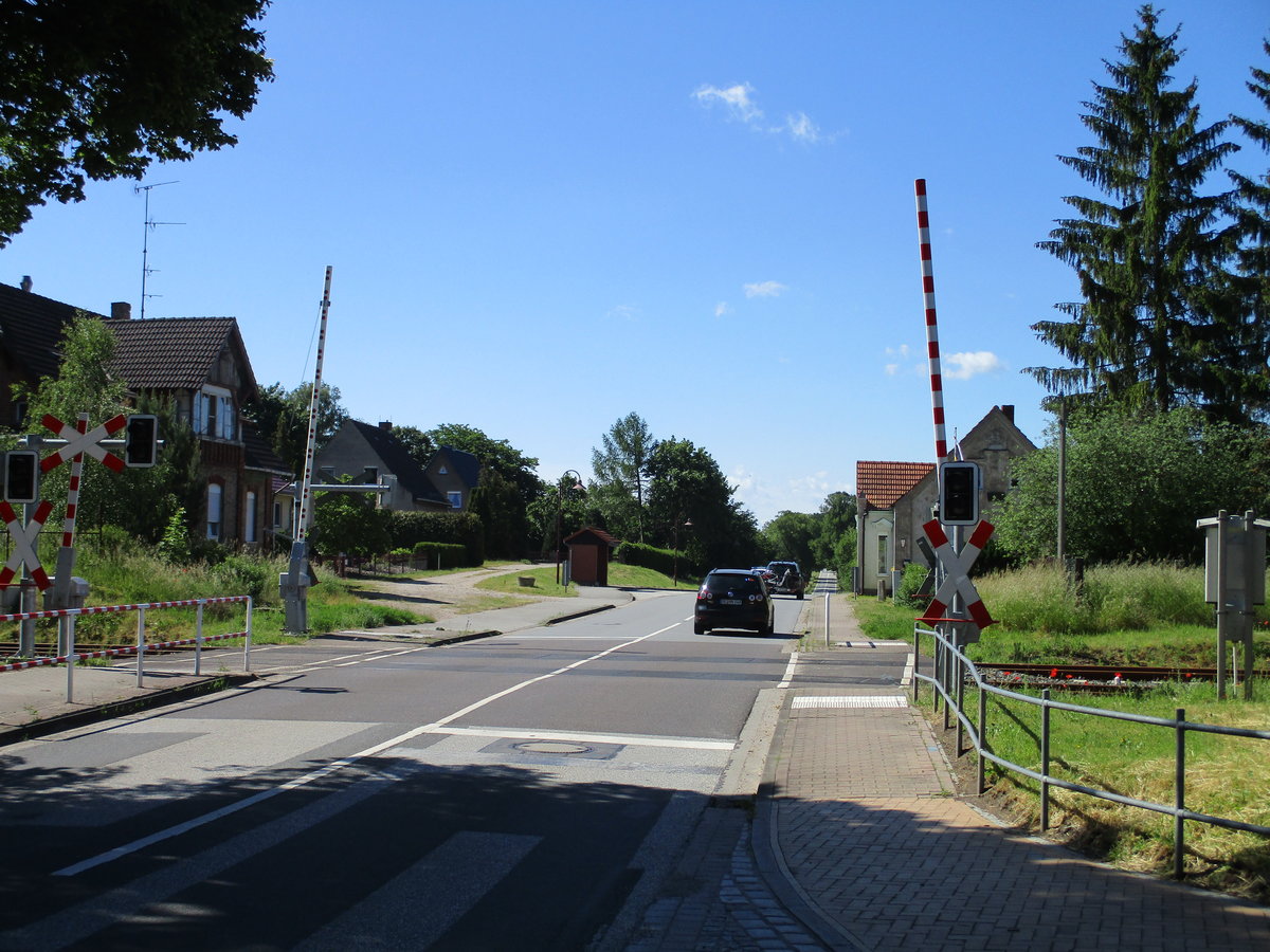 Bahnübergang in Blankenberg über die Bahnstrecke nach Karow führt.Aufgenommen am 07.Juni 2020.