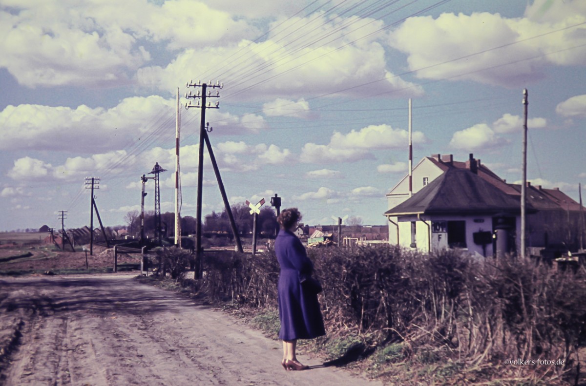 Bahnübergang ca. 1965 in Altentreptow in Mecklenburg oder (Bezirk Neubrandenburg). Es gibt viel zu entdecken.
(Läutewerk, Andreaskreuz.....) viel Spass beim betrachten.