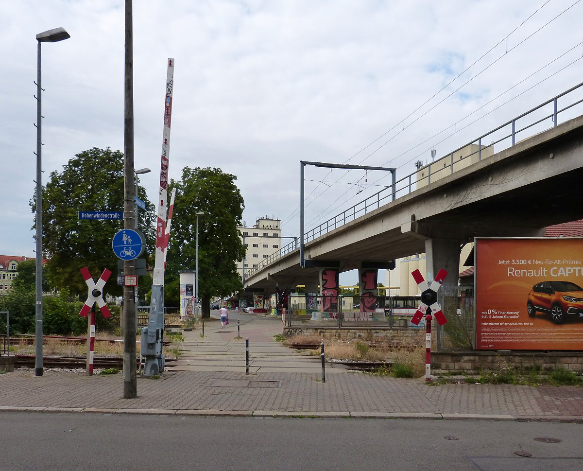 Bahnübergang in Erfurt von der anderen Seite. Gleich neben dem Bahnhof Erfurt Nord. 02.08.2019