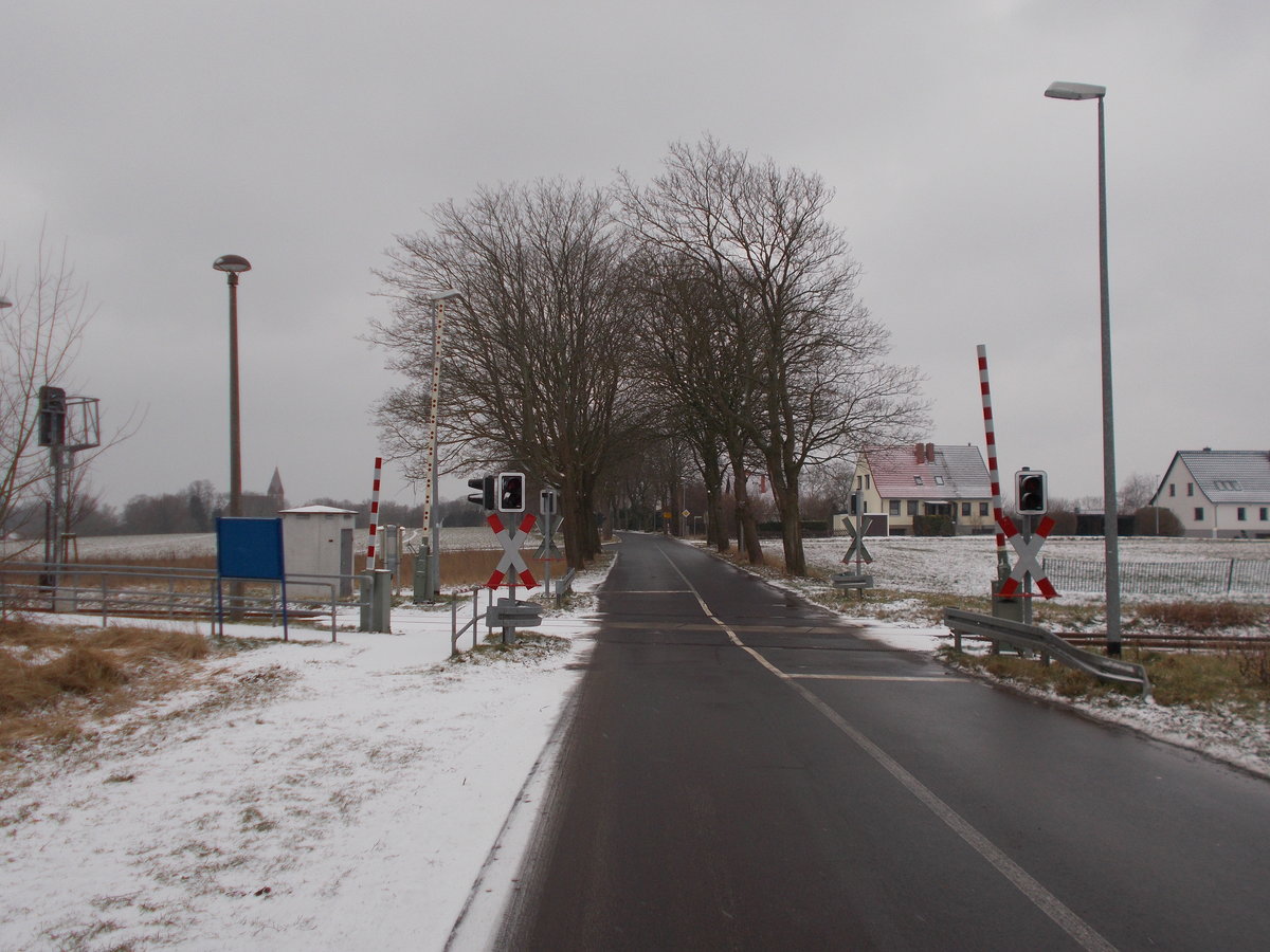 Bahnübergang in Kenz (Strecke Velgast-Barth)am 07.Februar 2017.Links die gleichnamige Station.