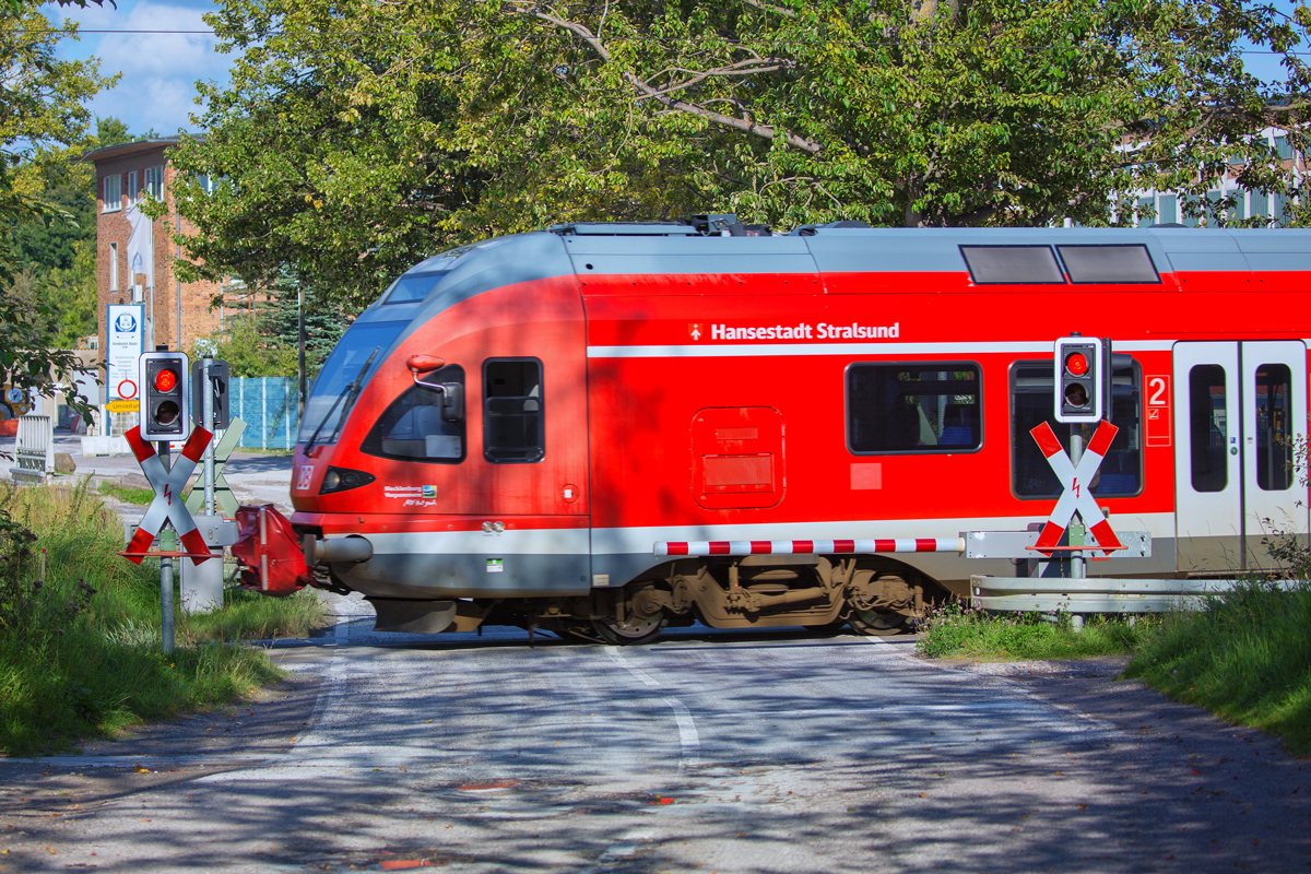 Bahnübergang  im km 270,5 (Klementelvitz) mit durchrauschendem RE 9 auf der Fahrt von Sassnitz nach Rostock. - 10.09.2017
