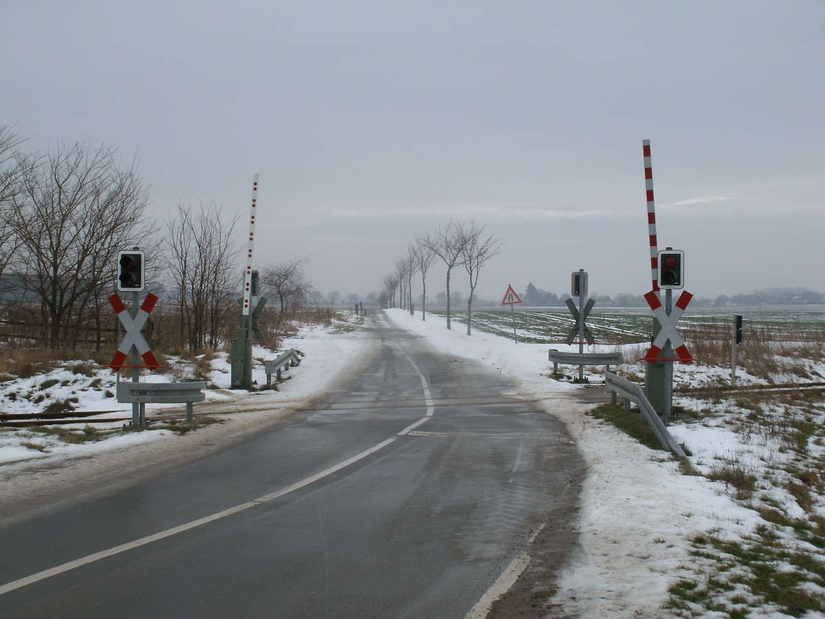 Bahnübergang Manschenhagen an der Strecke Velgast-Barth am 02.Februar 2014.