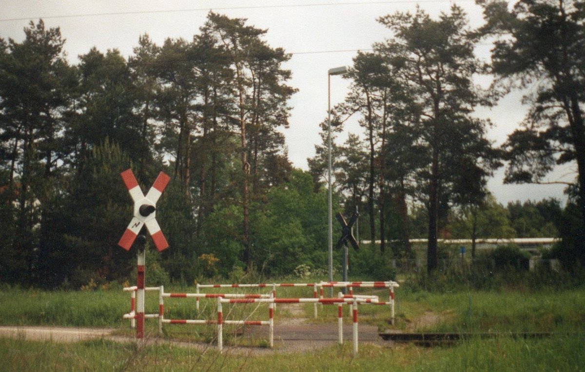 Bahnübergang mit alter DR Blinktechnik am Haltepunkt Prora Ost im Juli 2005 ist nicht mehr zufinden.Die Blinktechnik stammt noch von der ehemaligen Zufahrtstraße nach Prora.