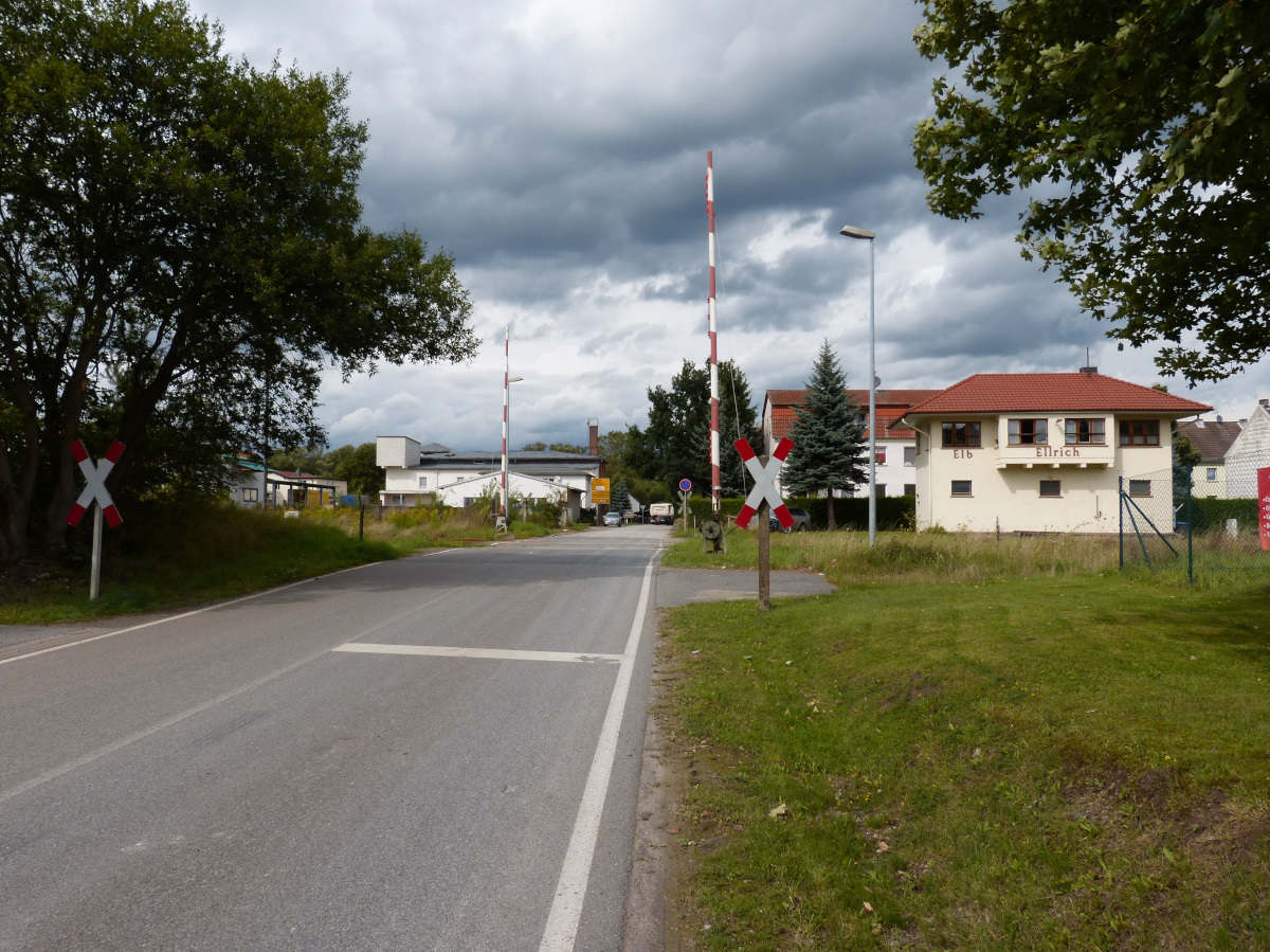 Bahnübergang mit noch mechanisch betriebenen Schranken östlich des Bahnhofes Ellrich (der Bahnhof währ links vom Bild). In die andere Richtung führt die Straße in die Ortschaft Gudersleben 18.08.2014