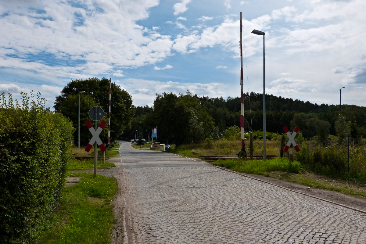 Bahnübergang mit noch mechanisch betriebenen Schranken. Ellrich 19.08.2014