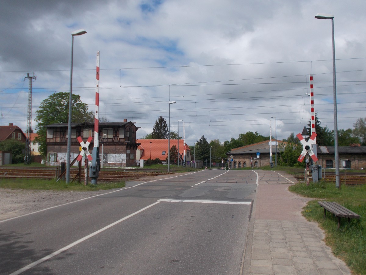 Bahnübergang mit typischer DR Blickanlage,am 14.Mai 2015,in Bützow.