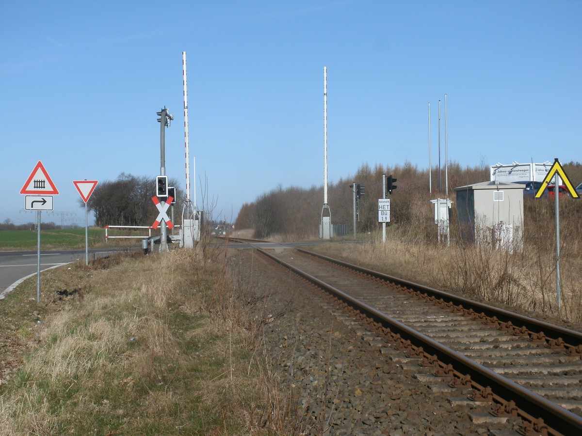Bahnübergang Nerzfarm,an der Strecke von Lauterbach Mole,am 11.März 2014,bei Bergen/Rügen.