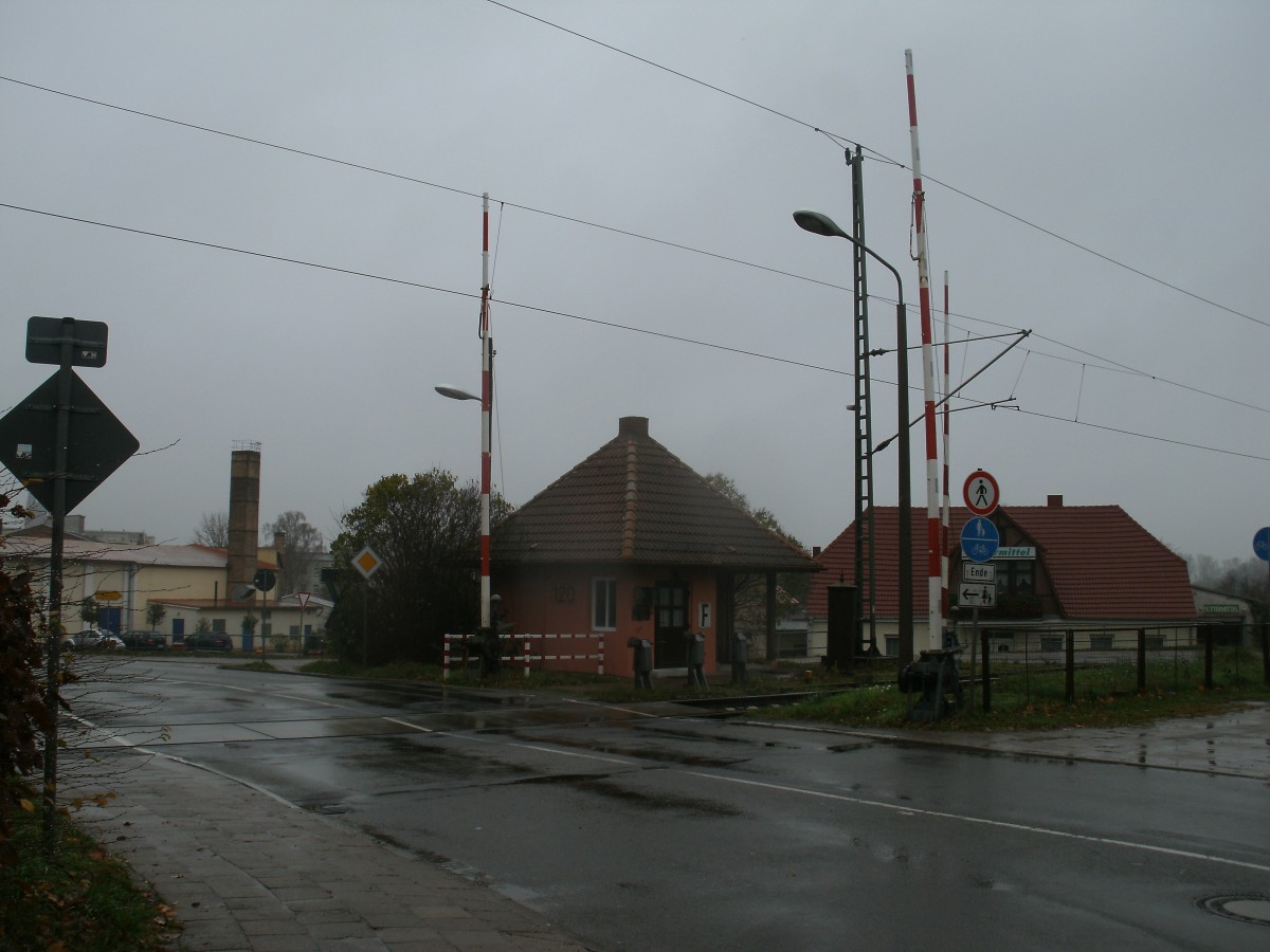 Bahnbergang Po120,an der Strecke Stralsund-Neustrelitz,am 02.November 2013,in Demmin.