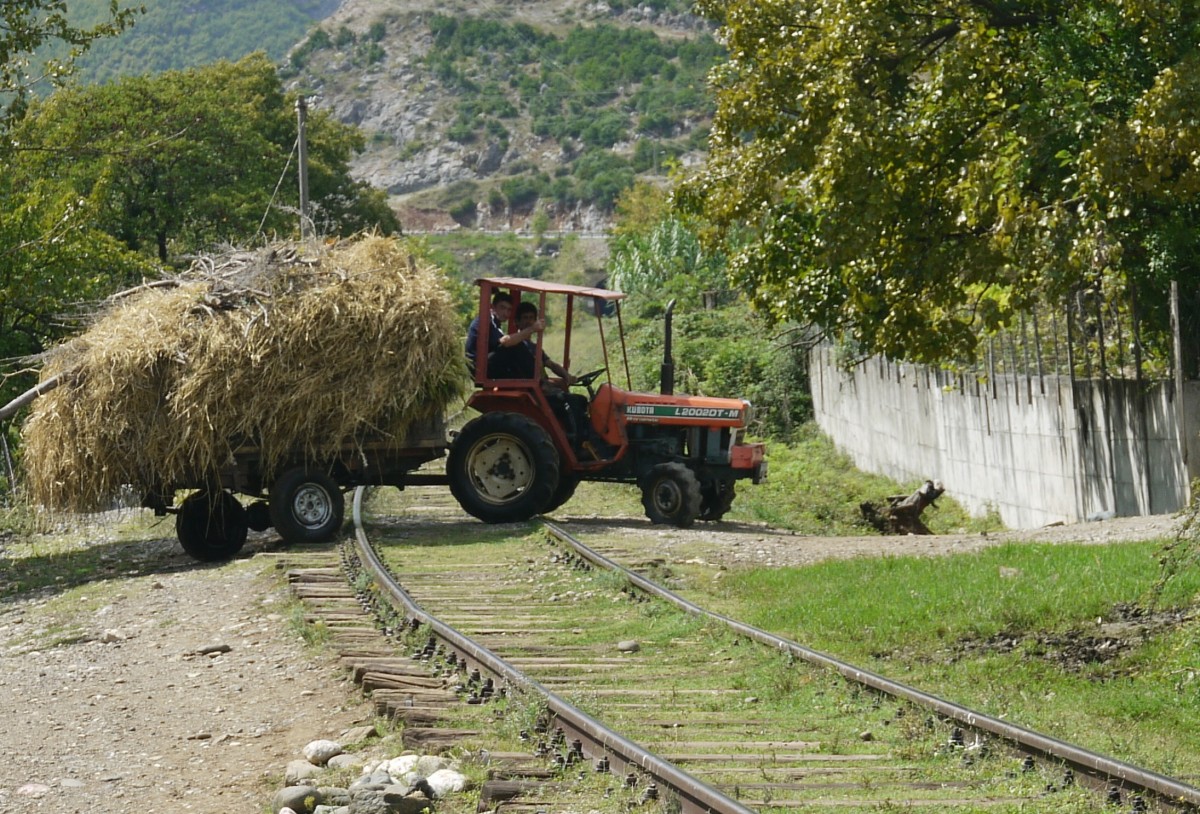 Bahnübergang im Shkumbin-Tal zwischen Elbasan und Librazhd, 6.9.14. Das einzige Zugpaar des Tages hatte die Stelle in beiden Richtungen passiert.