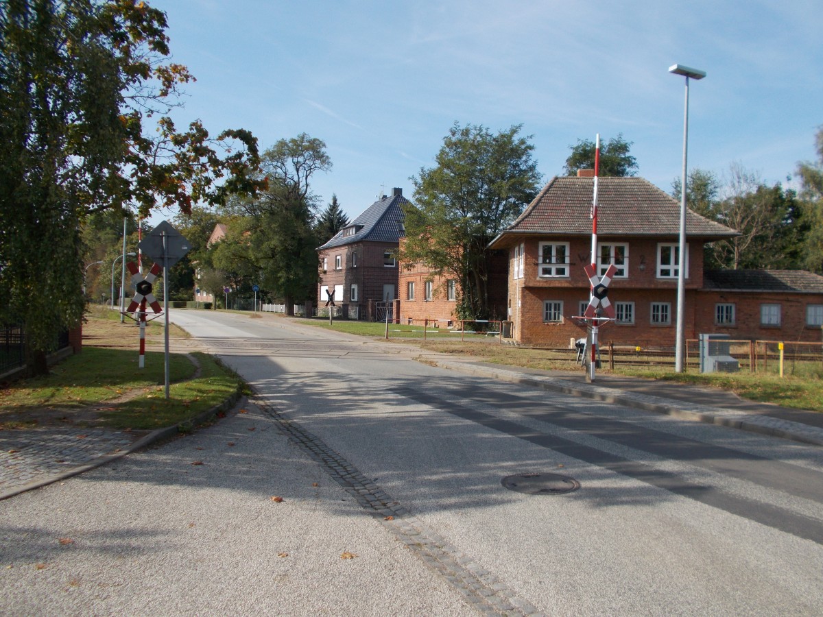 Bahnübergang und Stellwerk W2 in Meyenburg am 28.September 2015.