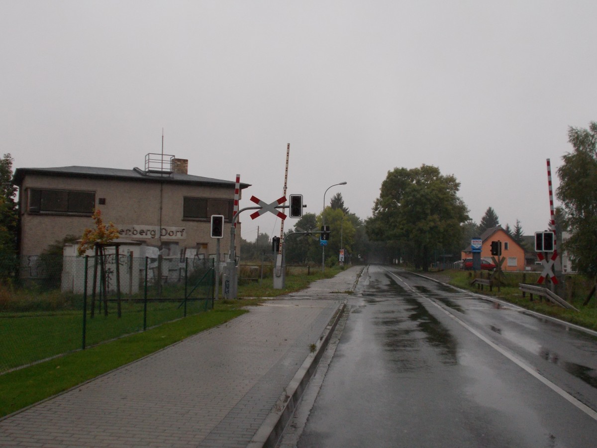 Bahnübergang und stillgelegtes Stellwerk in Löwenberg Dorf am 14.September 2014.