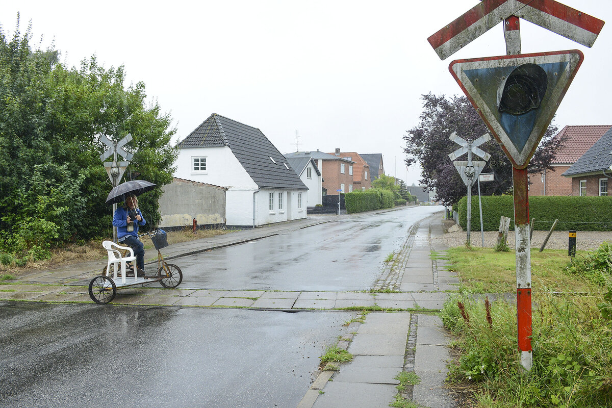 Bahnübergang Toften in Anpenrade (dänisch: Aabenraa) in Nordschleswig. In Apenrade kann mann Draisinen mieten. Aufnahme: 31. Juli 2021.