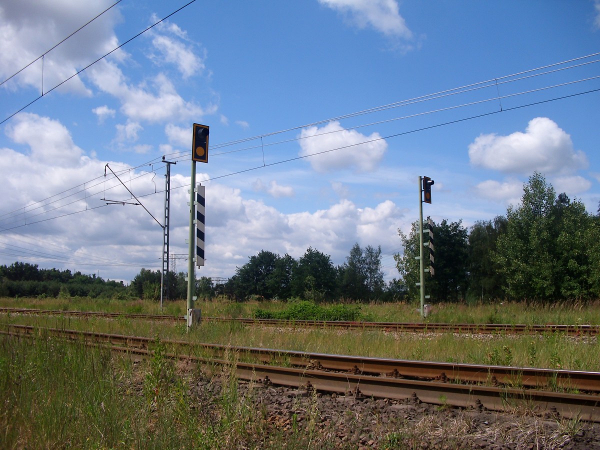 Bahnbergang-berwachungssignale der zum Freizeitpark Teichland bei Forst (Oder) angrenzenden Grubenanschlussbahn auf Hhe des Parkplatzes. Das Bild entstand am 20.06.11.
