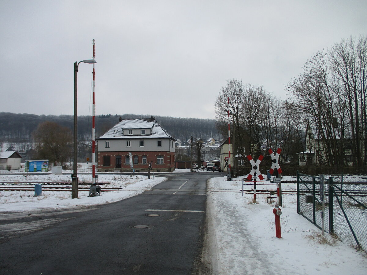 Bahnübergang in Veilsdorf(Strecke Meiningen-Sonneberg)am 19.Januar 2024.