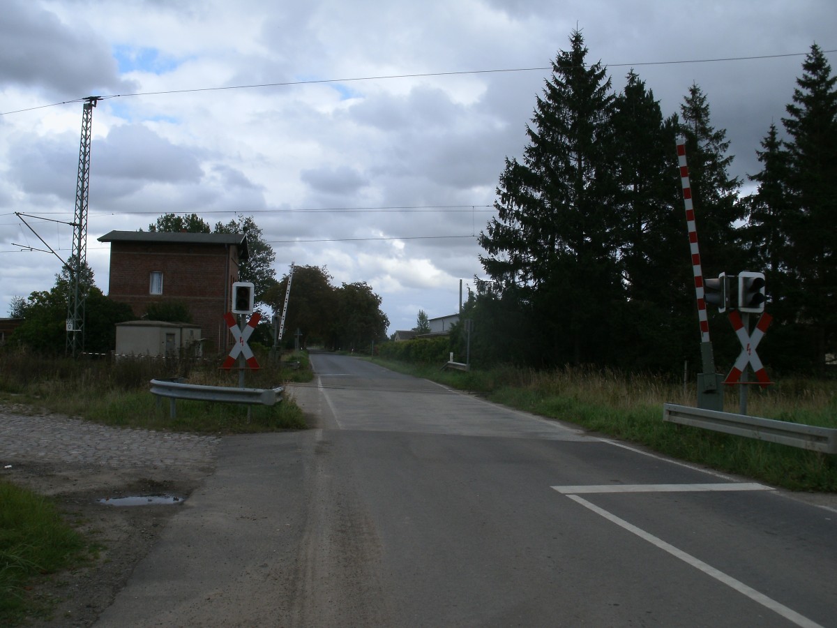 Bahnbergang in Wittenhagen(Strecke Stralsund-Neustrelitz)am 15.September 2013.