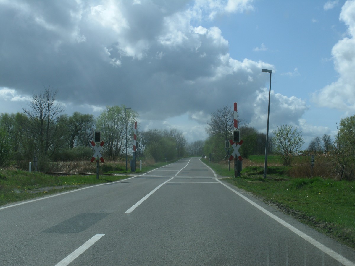 Bahnübergang Wusterhusen an der Bahnstrecke Greifswald-Lubmin am 13.April 2014.