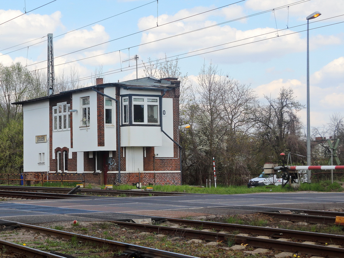 Bahnübergang in Zossen (Brandenburg) am 21. April 2021. Standort in der Strasse An den Wulzen, Zossen. Geht ab von der B 246. Ca 10 Meter von der Ecke.