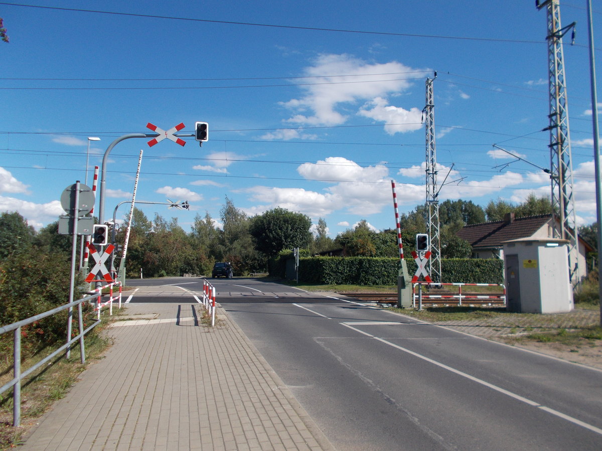 Bahnübergang zum Umspannwerk,am 19.August 2016,in Prenzlau.