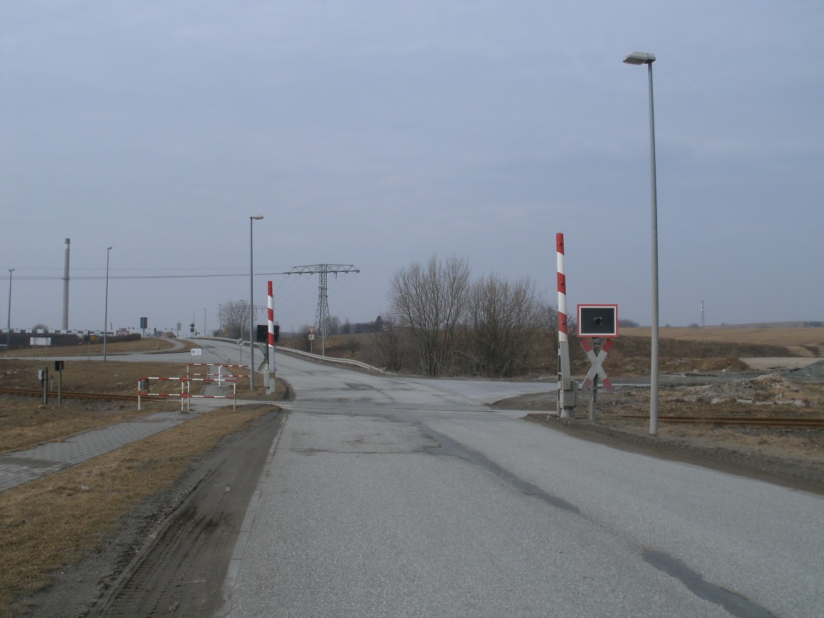 Bahnbergang,am 13.Mrz 2011,in Mukran.Das Gleis war das inzwischen stillgelegte Anschlugleis zum Betonummandelungswerk.