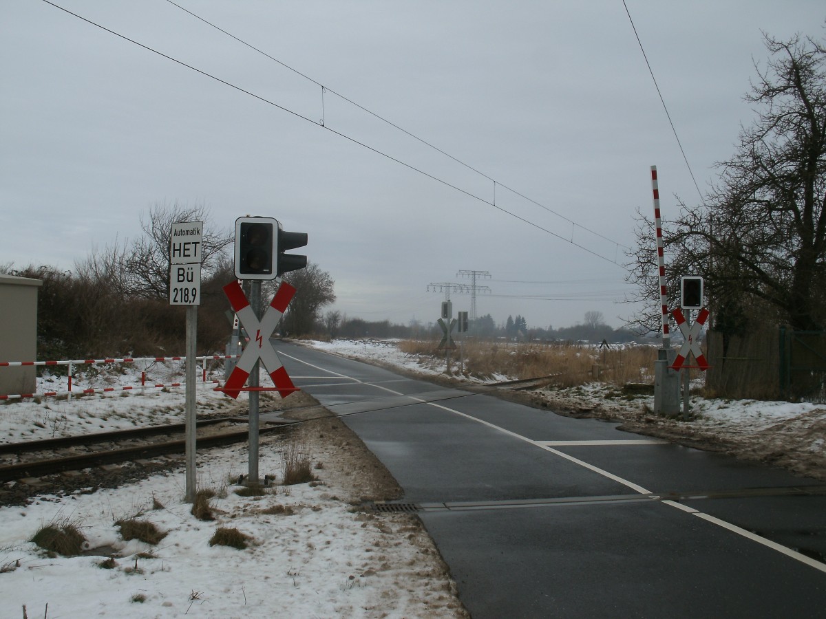 Bahnübergang,an der Strecke Stralsund-Neustrelitz,bei Voigdehagen am 02.Februar 2014.