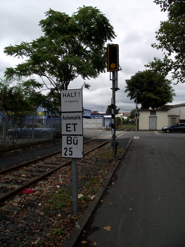 Bahnbergangs Signal am 08.09.13 in Frankfurt Osthafen 