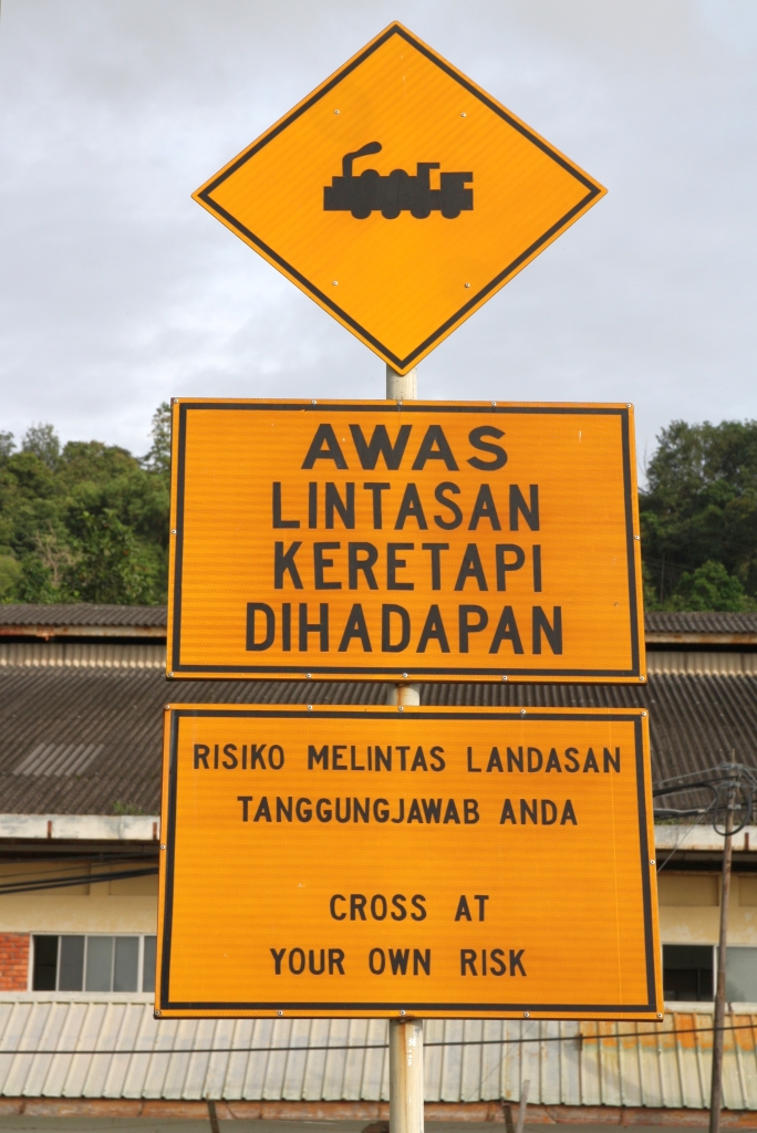 Bahnübergangsbeschilderung, inklusive Rechtsausschluss, im Bereich des ehemaligem Güter-Terminal Muatan am 08.Februar 2025.