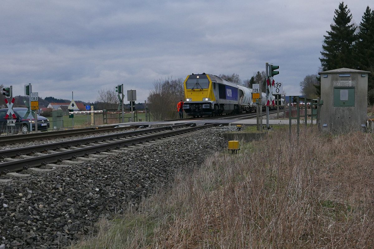 Bahnübergangsstörung (||) - Der Lokführer der Voith Maxima war der erste, der anhalten und aussteigen musste, um den Schlüsselschalter am Bahnübergang Schweinhausen II zu bedienen (02.02.2018).