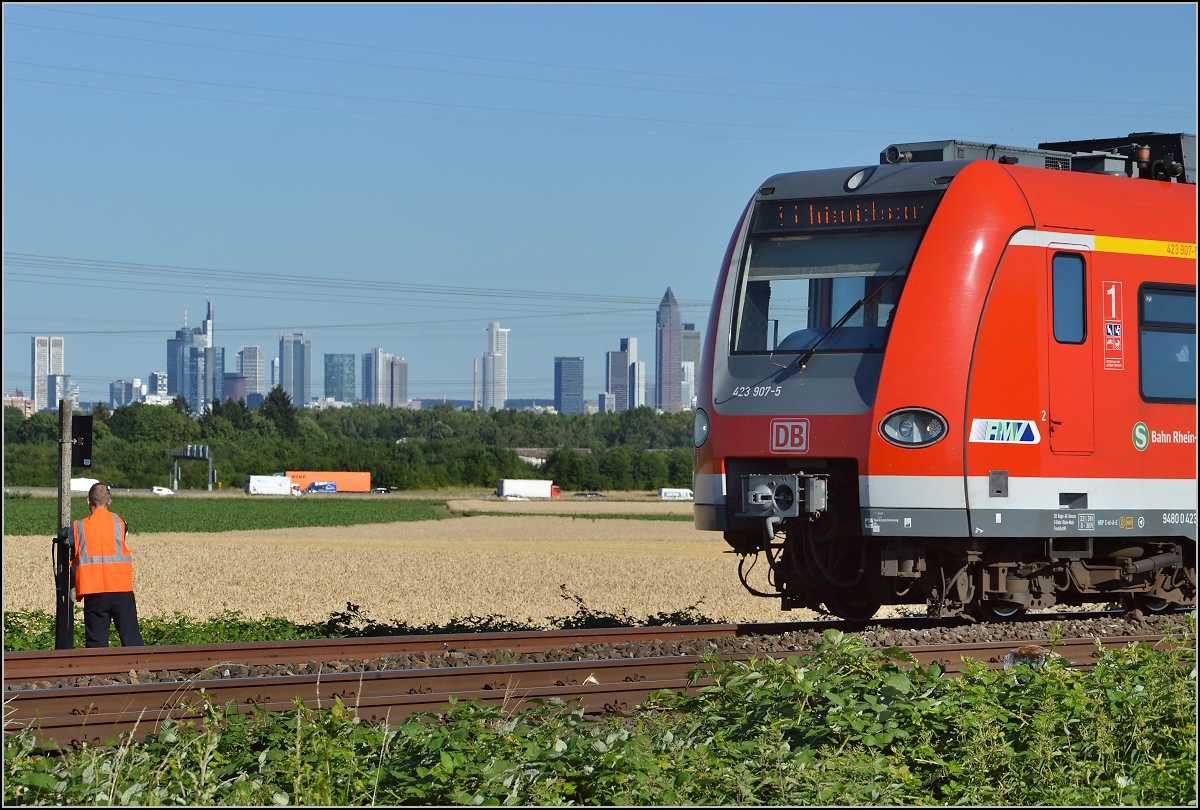 Bahnübergangsstörung bei Eschborn. Anscheinend ist die Sörung hier der Regelfall und alle haben gelernt: Niemand hält sich mehr an Regeln, Fußgänger, Radfahrer, Autofahrer, Lokführer, DB-Netz. Hier wie an anderen Stellen wäre es eben dringend geboten, die Technik in Schuss zu halten, sonst muss man sich nicht mehr wundern, dass sich niemand mehr um irgendwelche Regeln schert, früher oder später auch beim Regelbetrieb. Der Schwarze Peter liegt sicherlich beim ganz offensichtlich unfähigen Betreiber solcher Bahnübergänge. Juli 2015.